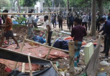 সোহরাওয়ার্দী উদ্যানে ভ্রাম্যমাণ দোকান গুঁড়িয়ে দিল ডিএনসিসি