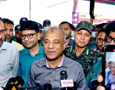 দুর্নীতিবাজরা নেই, তাই গরুর দাম কম: স্বরাষ্ট্র উপদেষ্টা