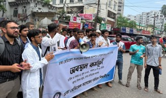 হল ত্যাগ না করার সিদ্ধান্ত ঢাকা মেডিকেল শিক্ষার্থীদের, চলবে কর্মসূচি