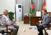 প্রধান উপদেষ্টার সঙ্গে সাক্ষাৎ করেছেন সিইসি