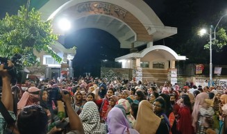 মধ্যরাতে মিছিল নিয়ে ফের রাজপথে নারীরা