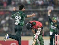 বাংলাদেশকে ধসিয়ে ধবলধোলাই এড়াল পাকিস্তান