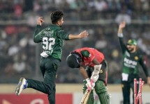 বাংলাদেশকে ধসিয়ে ধবলধোলাই এড়াল পাকিস্তান