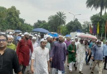 বৃষ্টি উপেক্ষা করে মানিক মিয়া এভিনিউয়ে জনতার ঢল