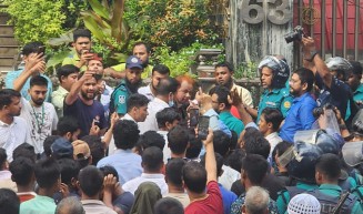 আল-আরাফাহ্ ব্যাংক অফিসে চাকরিচ্যুতদের হামলা, আহত ১৫